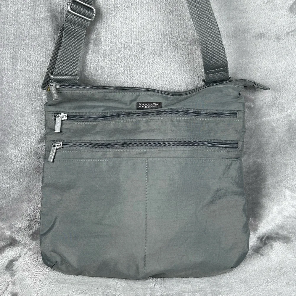 Baggallini Crossbody Bag Gray Nylon Travel Purse Zip Pockets Yellow Liner Casual